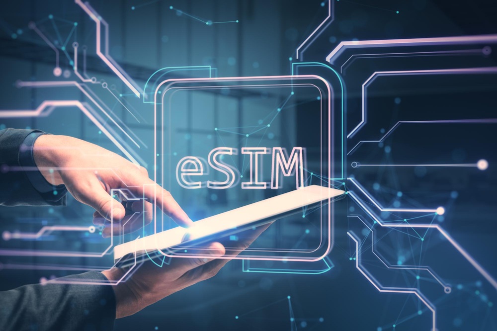 eSIM pentru călătorii de afaceri: cum să eviți facturile uriașe de roaming în 2026