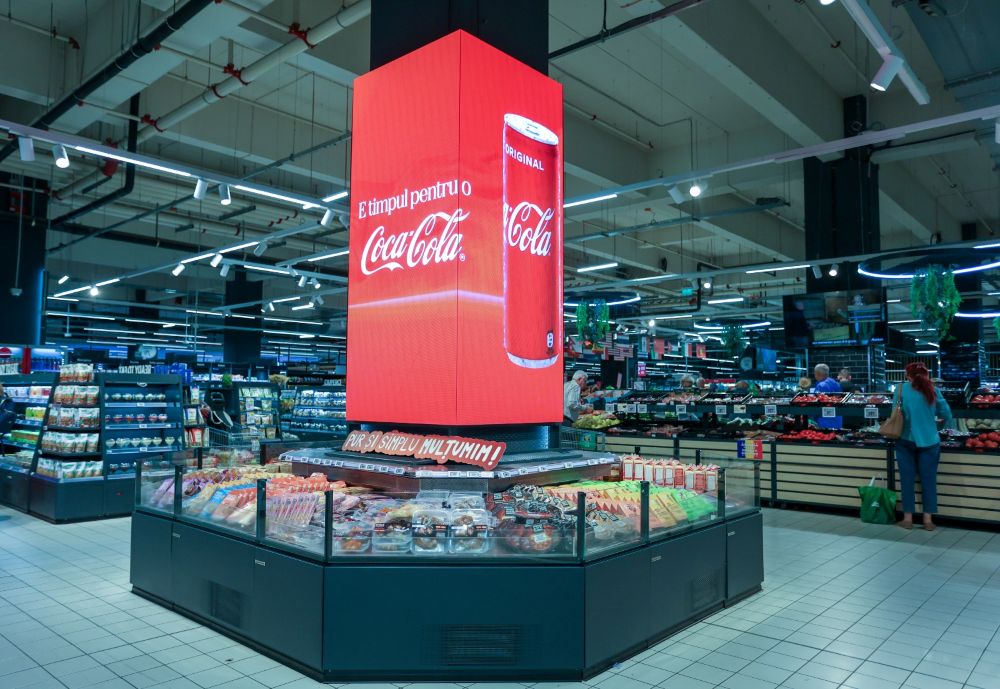 Intri la Auchan și treci printr-o reclamă uriașă. Retailerul transformă cumpărăturile într-o experiență digitală