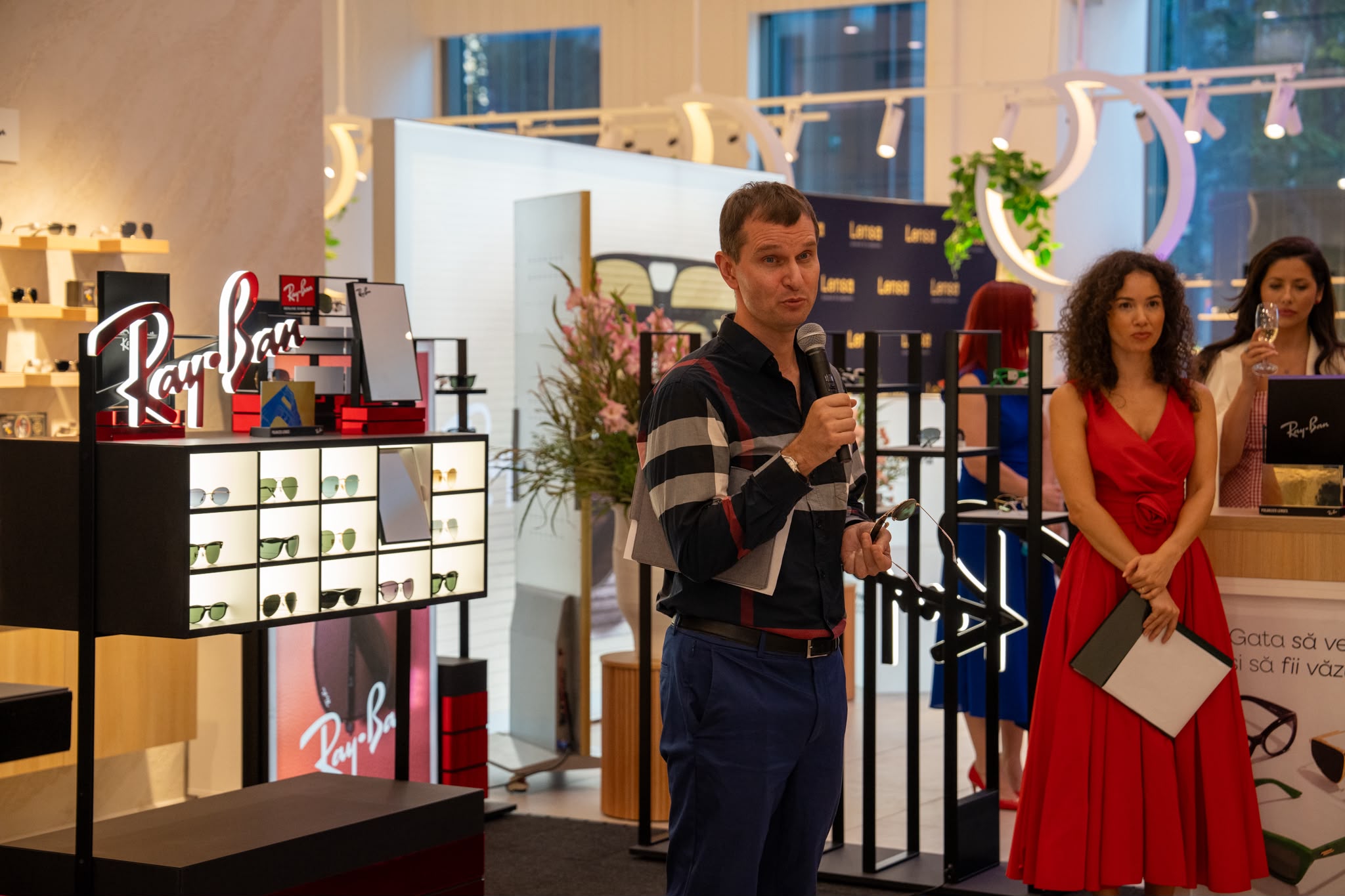 Lensa vrea să transforme magazinele de optică în destinații de lifestyle