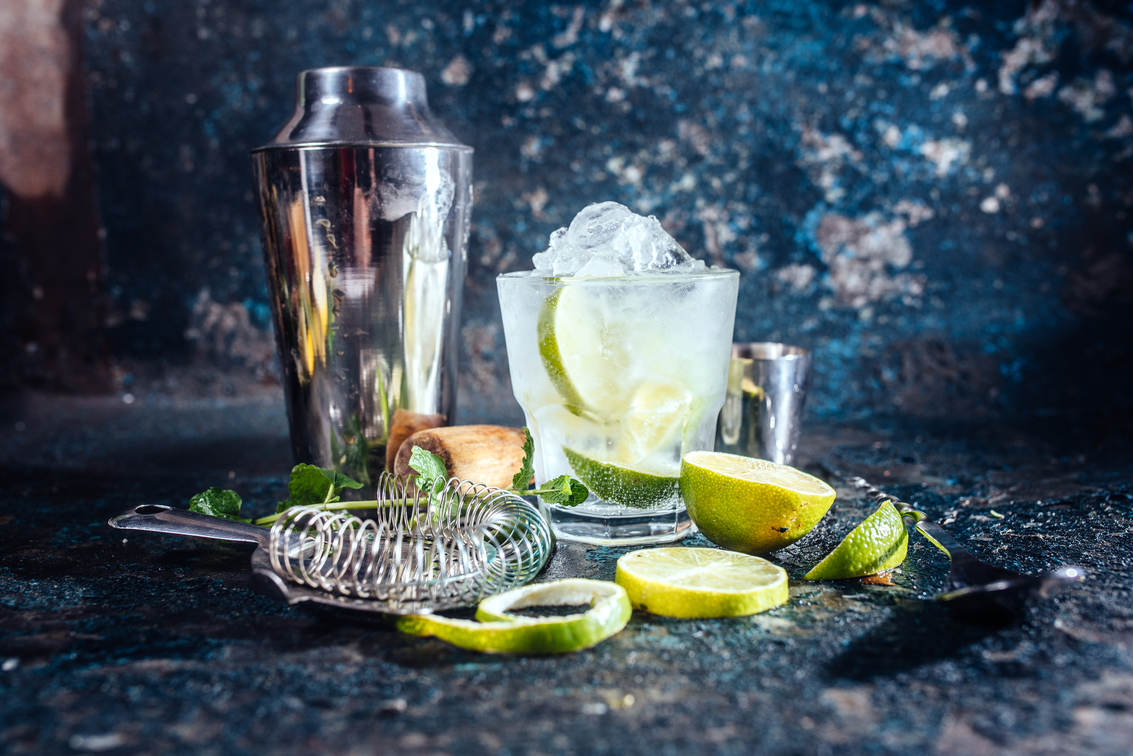 Românii cumpără mai multe produse pentru cocktailuri acasă, iar ginul fără alcool accelerează