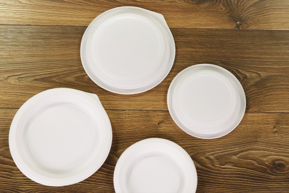 De ce câștigă teren farfuriile și sticlele reutilizabile din plastic în industria HoReCa?